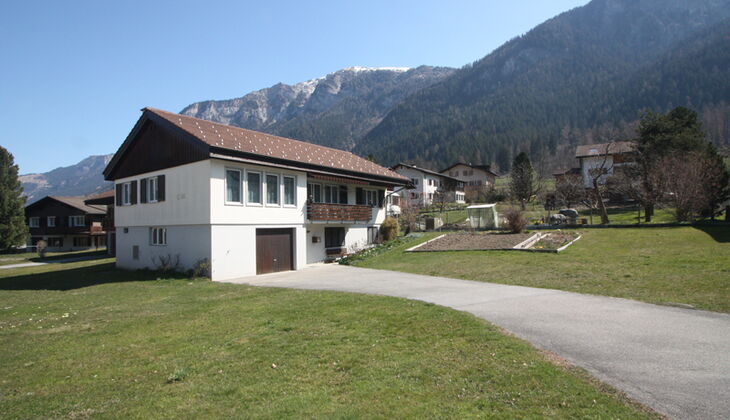 Bauernhaus mit Stall und Garten in Feldis