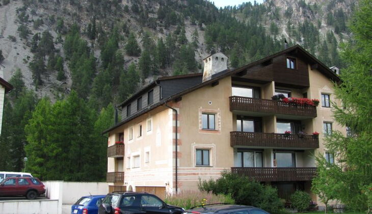 Bauernhaus mit Stall und Garten in Feldis