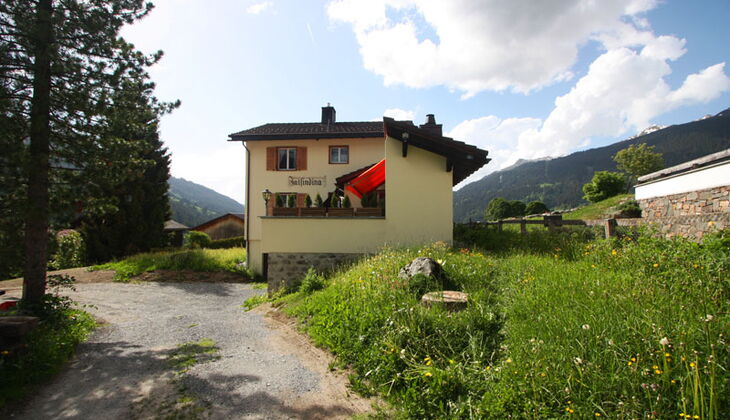 Bauernhaus mit Stall und Garten in Feldis